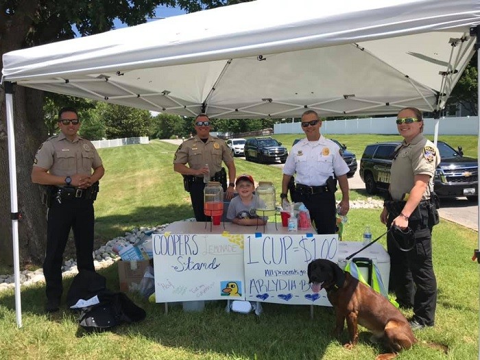 5-Year-Old Boy Sets Up Lemonade Stand to Raise Funds for Firefighter Who Was Shot at Applebee’s
