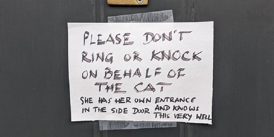 Fed Up Cat Owners Put Up Hilarious Sign About their Wandering Cat