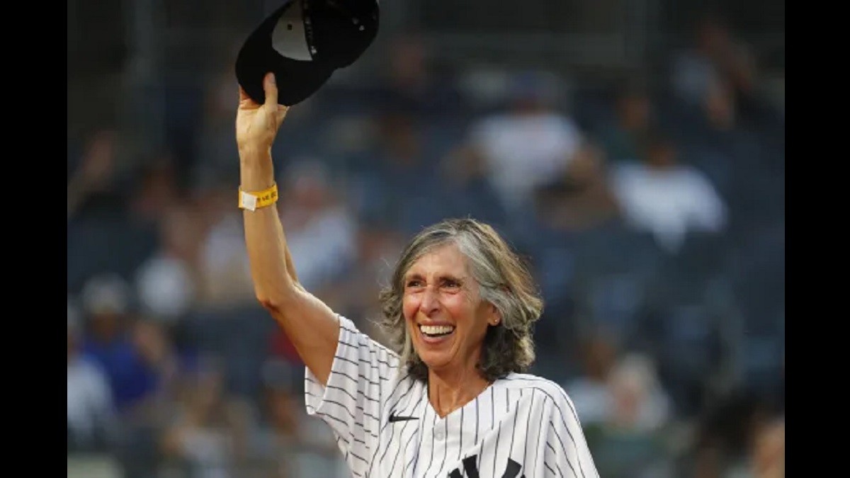 70-yr-old Yankees fan finally achieves 60-yr-old dream of serving as bat girl