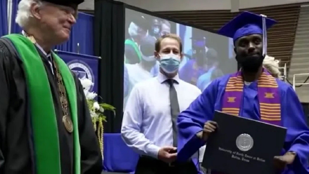 Paralyzed athlete walks for the first time to receive diploma